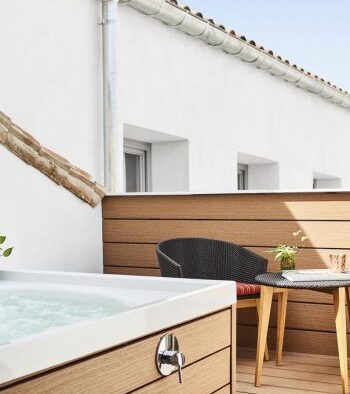 Bathtub in terrace at Gran hotel Ingles in Madrid
