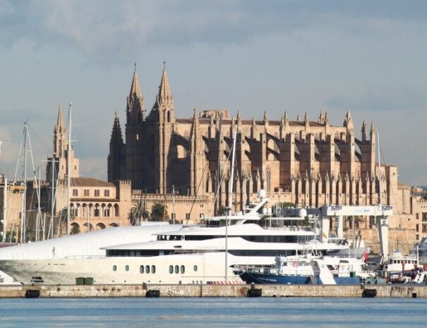 Cathedral and harbour in Mallorca